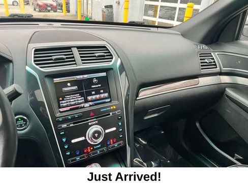 Used 2016 Ford Explorer Platinum image 38