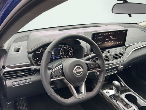 Used 2025 Nissan Altima 2.5 SR w/ SR Premium Package image 3