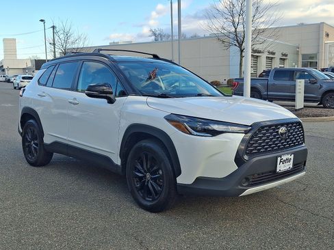 Used 2023 Toyota Corolla Cross LE image 3