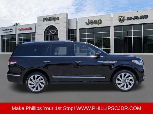 Used 2024 Lincoln Navigator Premiere AWD/4WD image 2