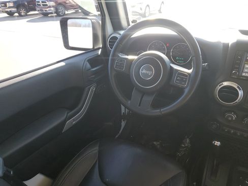 Used 2015 Jeep Wrangler Unlimited Sahara w/ Connectivity Group AWD/4WD image 17