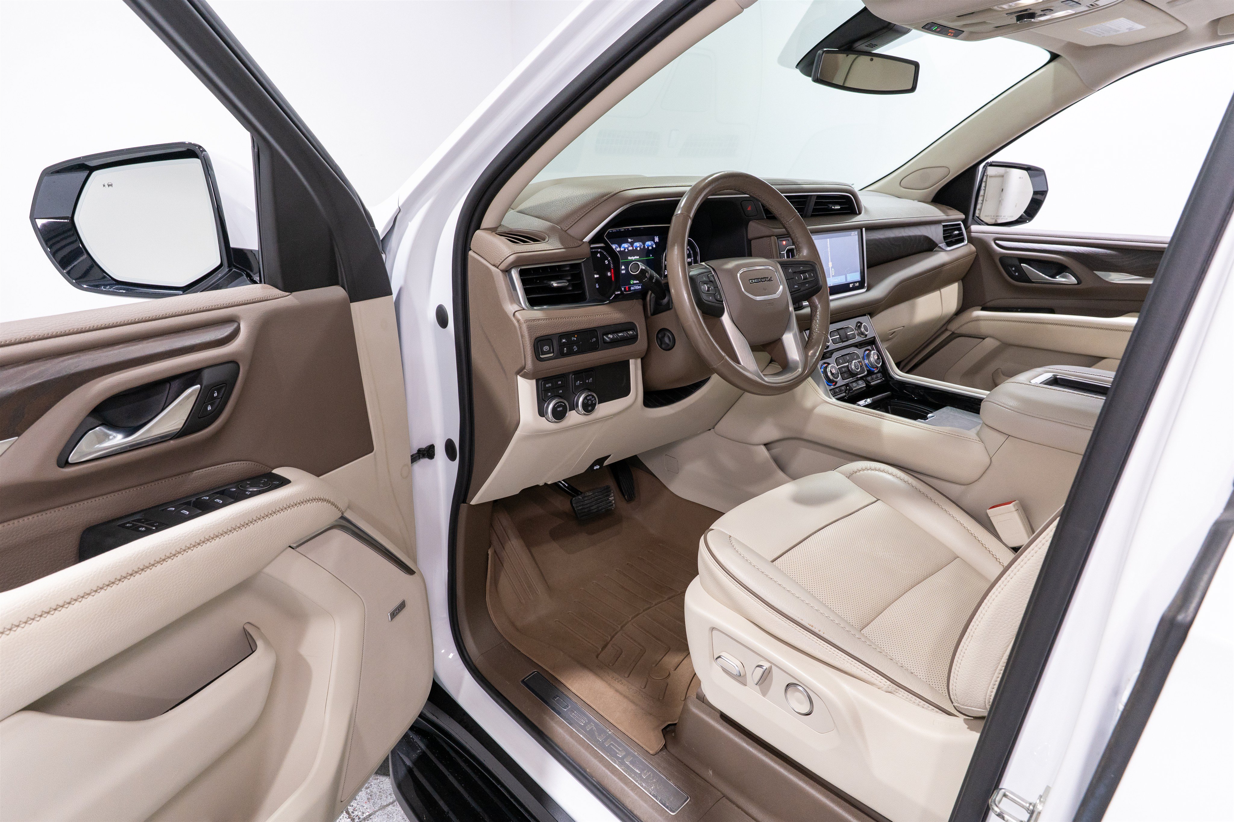 Used 2021 GMC Yukon XL Denali AWD/4WD image 12