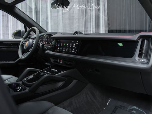 Used 2025 Porsche Cayenne GTS AWD/4WD image 22