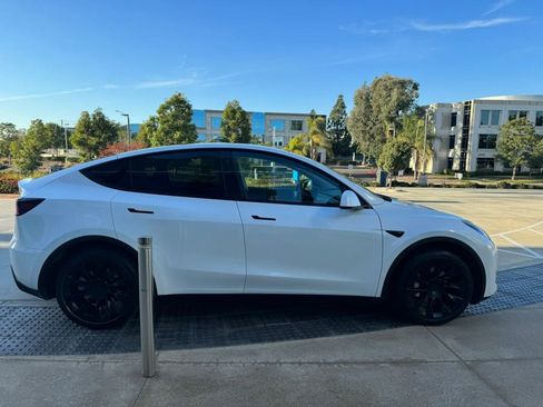 Used 2023 Tesla Model Y 2WD image 4