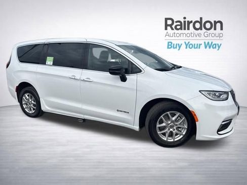 Used 2024 Chrysler Pacifica Touring FWD image 1