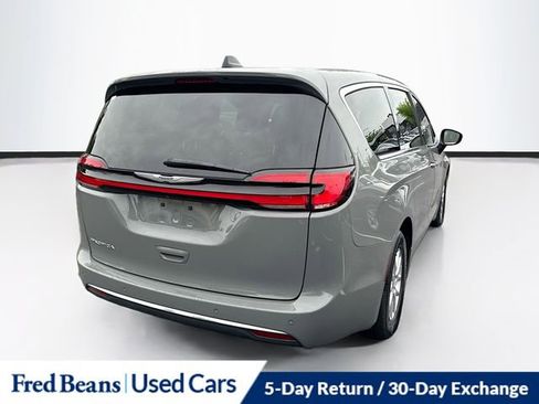 Used 2023 Chrysler Pacifica Touring-L FWD image 8