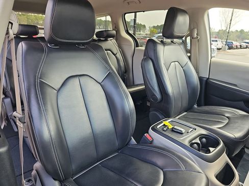 Used 2023 Chrysler Pacifica Touring-L image 13