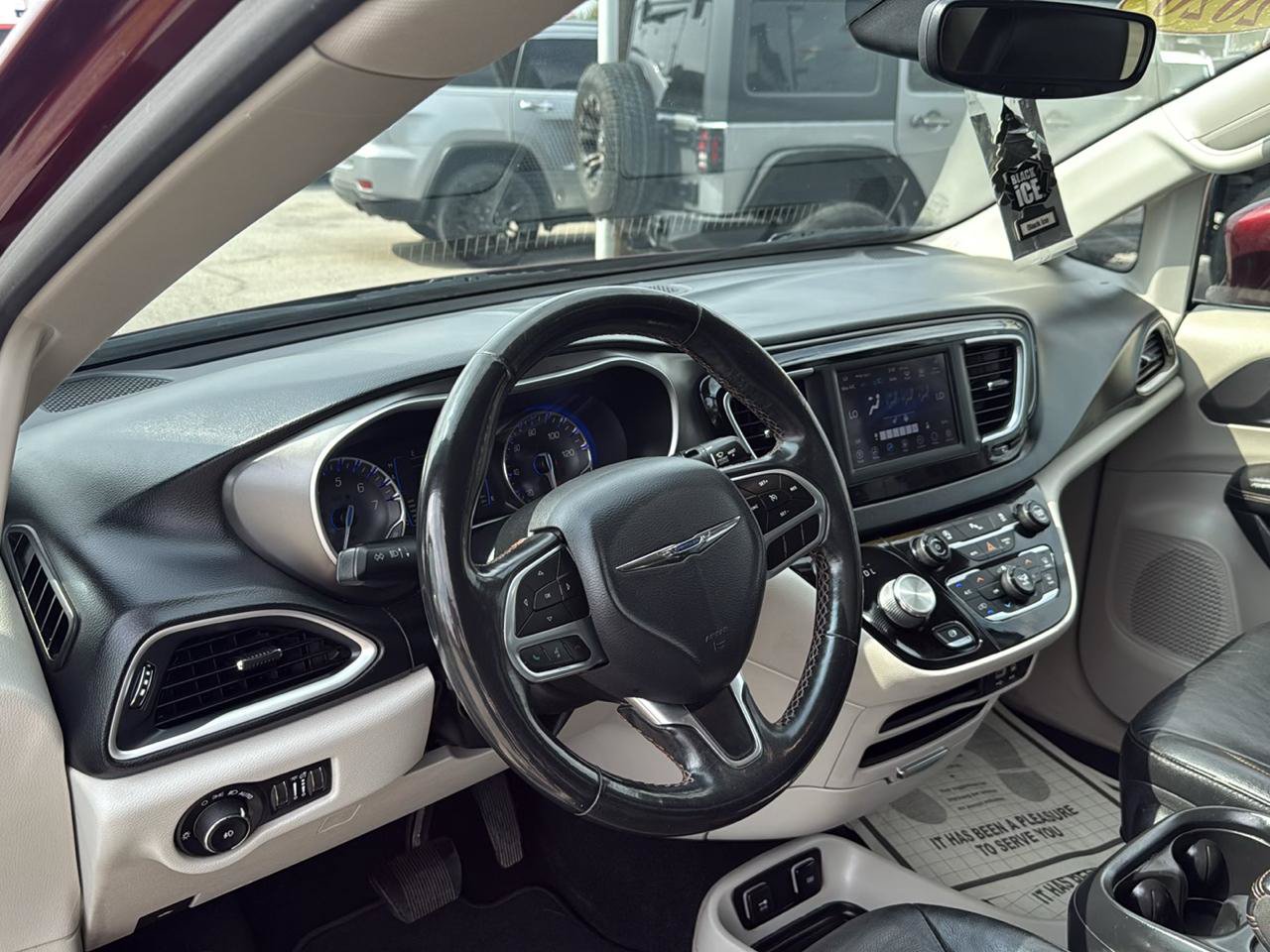 Used 2020 Chrysler Pacifica Touring-L FWD image 10
