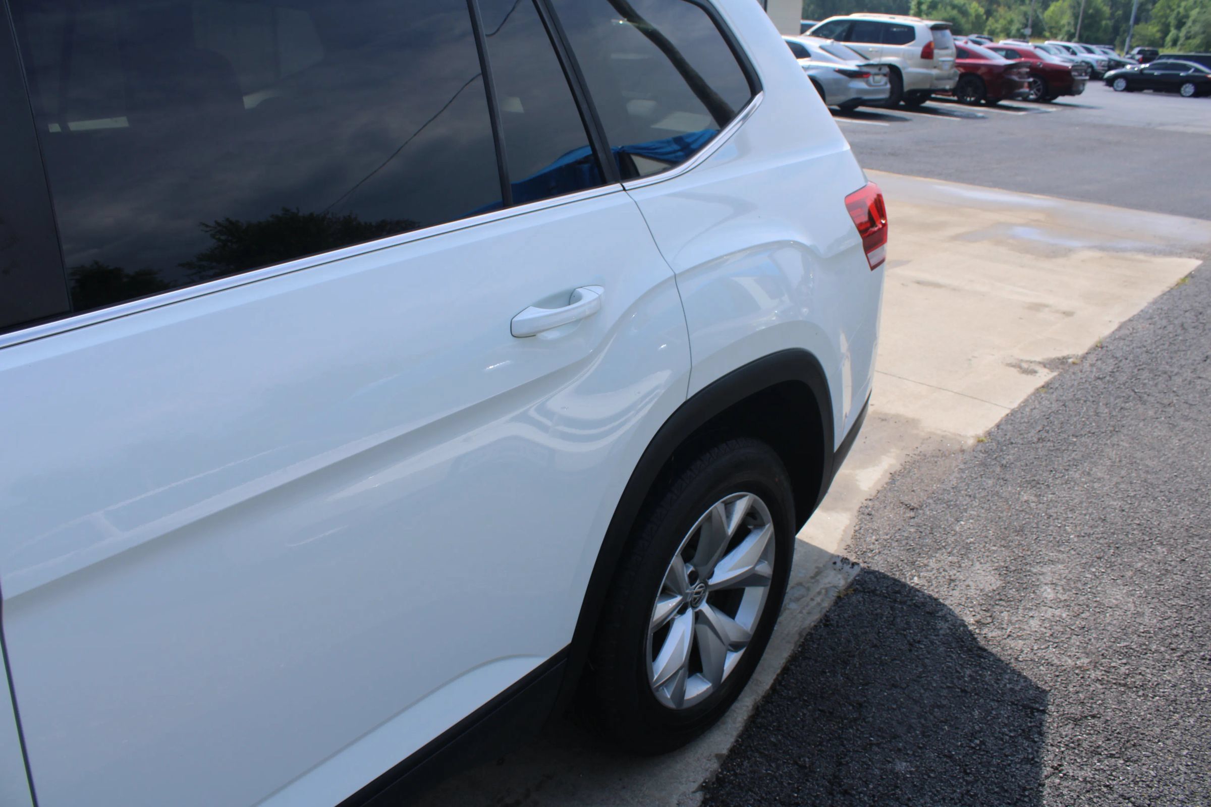 Used 2018 Volkswagen Atlas Launch Edition FWD image 4