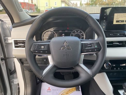 New 2025 Mitsubishi Outlander SE image 15