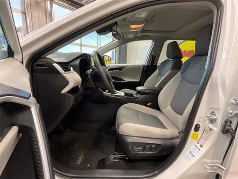 Used 2021 Toyota RAV4 XLE w/ Convenience Package image 11