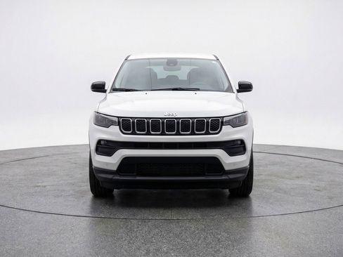 Used 2025 Jeep Compass Latitude AWD/4WD image 2