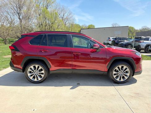 Used 2021 Toyota RAV4 XLE Premium image 7