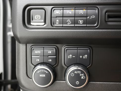 Used 2022 Chevrolet Suburban Z71 w/ Luxury Package AWD/4WD image 28