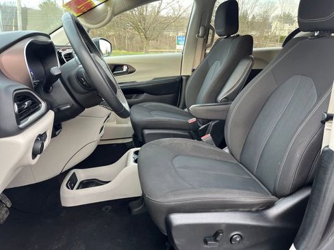 Used 2023 Chrysler Voyager LX image 15
