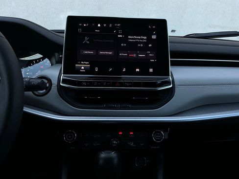 Used 2025 Jeep Compass Limited image 27