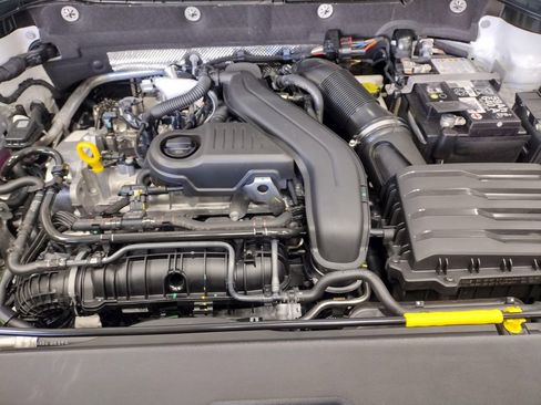 New 2025 Volkswagen Taos SE image 7