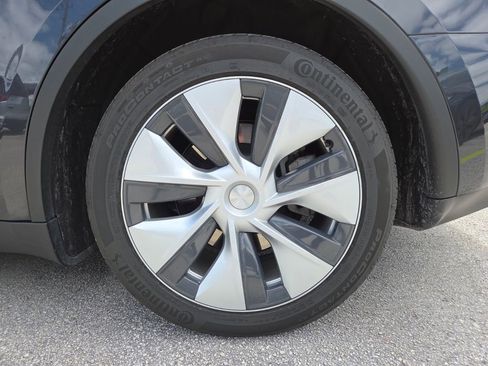 Used 2024 Tesla Model Y 2WD image 17