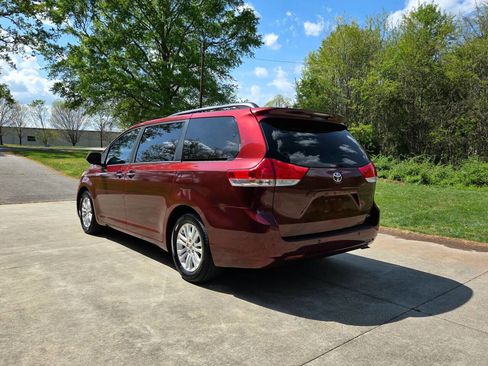 Used 2013 Toyota Sienna XLE image 8