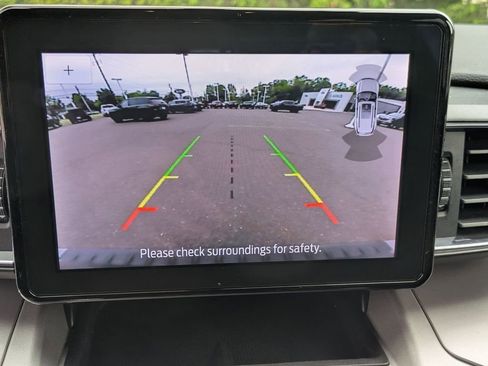 Used 2023 Ford Explorer XLT w/ Equipment Group 202A AWD/4WD image 18