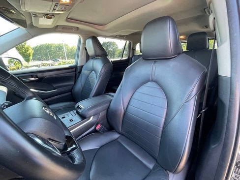 Used 2021 Toyota Highlander XLE FWD image 22
