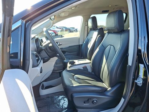 Certified 2024 Chrysler Pacifica Touring-L image 14