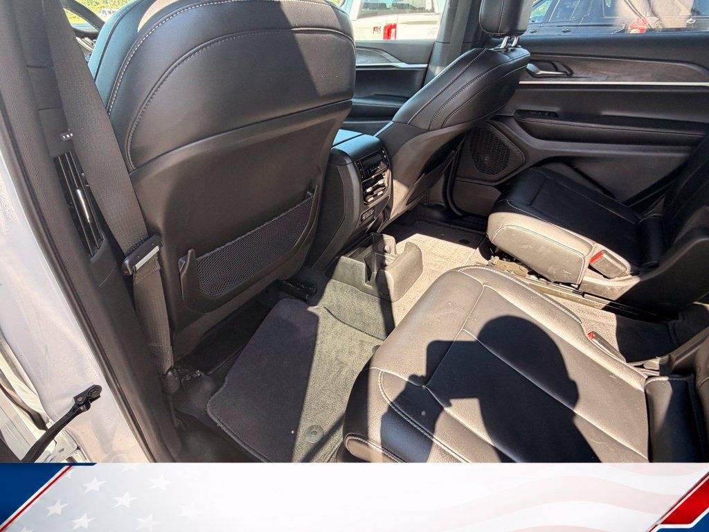 Used 2025 Jeep Grand Cherokee L Limited w/ Black Appearance Package AWD/4WD image 13