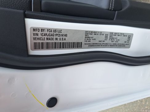 Used 2023 Jeep Grand Cherokee Altitude RWD image 33