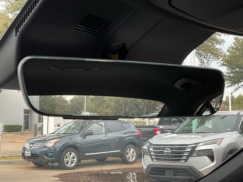 Used 2025 Genesis G70 2.5T image 25