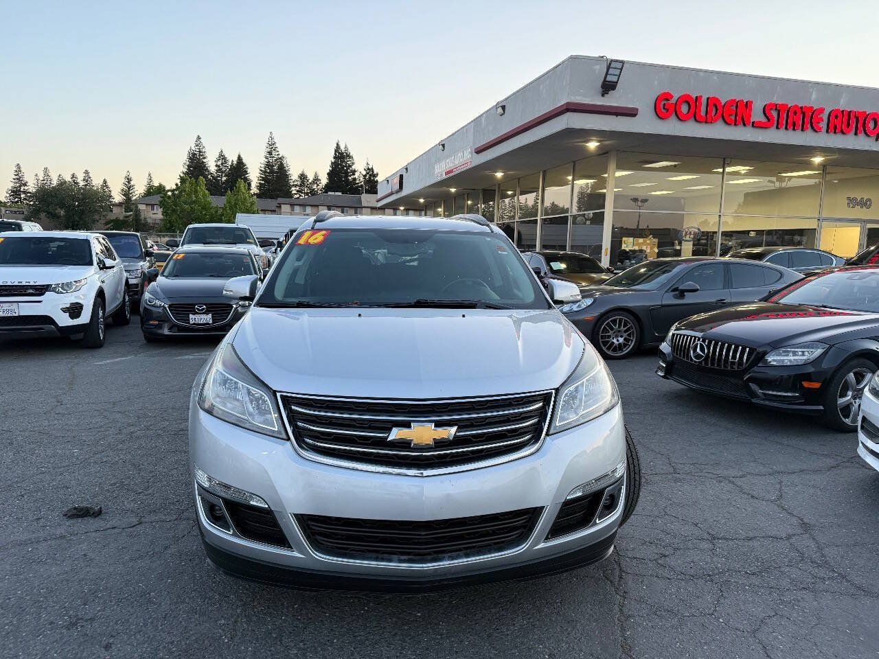 Used 2016 Chevrolet Traverse LT FWD image 2