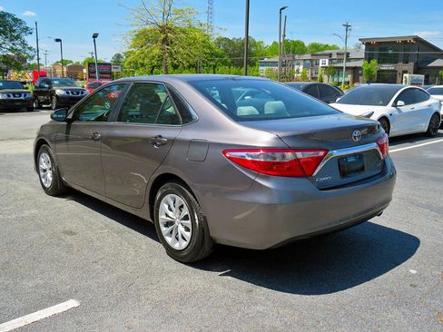 Used 2017 Toyota Camry LE image 9