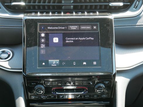 New 2025 Jeep Grand Cherokee L Altitude image 9