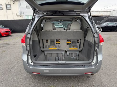 Used 2011 Toyota Sienna LE w/ Towing Pkg AWD/4WD image 16