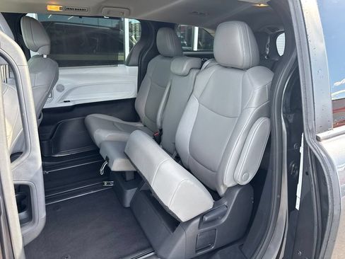 Used 2025 Toyota Sienna XLE FWD image 13