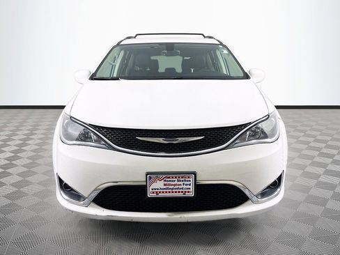 Used 2017 Chrysler Pacifica Touring-L Plus FWD image 2