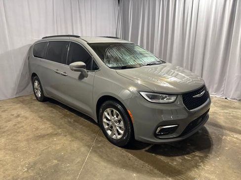 Used 2022 Chrysler Pacifica Touring-L w/ Uconnect Theater Family Group AWD/4WD image 9