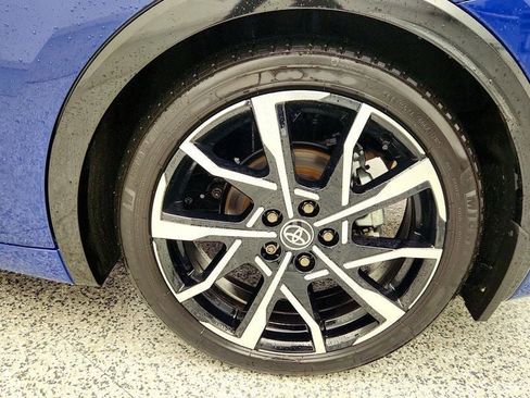 Used 2025 Toyota Prius Plug-In Hybrid image 9