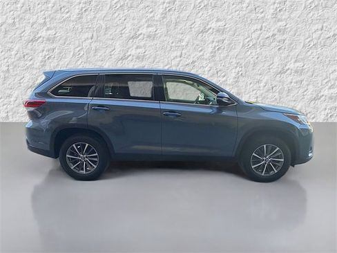 Used 2019 Toyota Highlander XLE image 2
