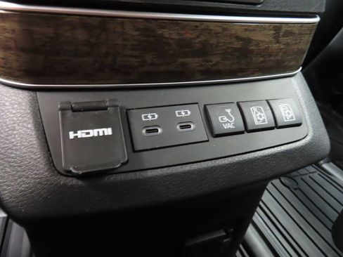 Used 2025 Toyota Sienna Platinum AWD/4WD image 18