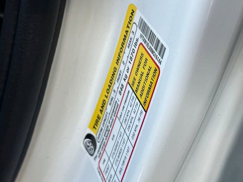 Used 2022 Ford F150 Lightning Lariat image 38