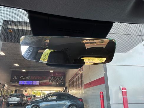 Used 2025 Toyota Corolla Cross LE FWD image 19