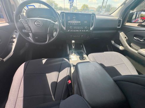 Used 2025 Nissan Frontier SV RWD image 11