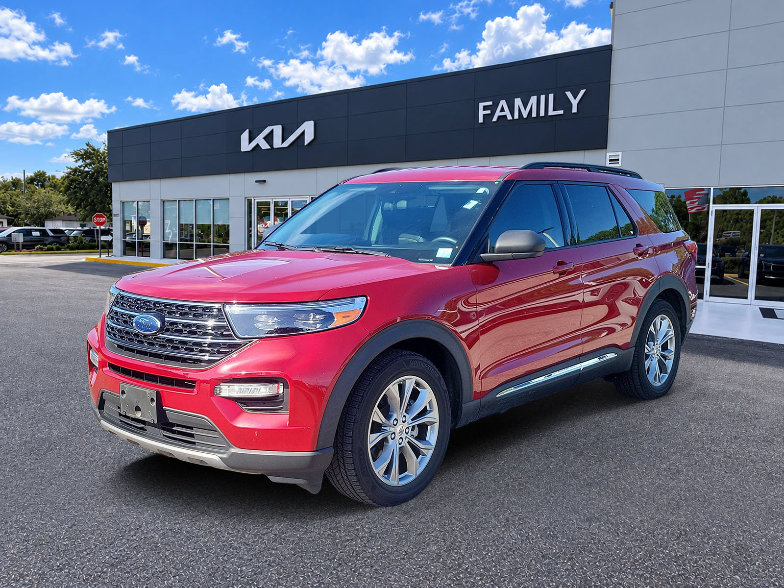 Used 2021 Ford Explorer XLT w/ Equipment Group 202A RWD image 3