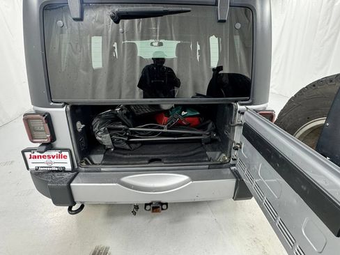 Used 2018 Jeep Wrangler Unlimited Sahara w/ Connectivity Group AWD/4WD image 13