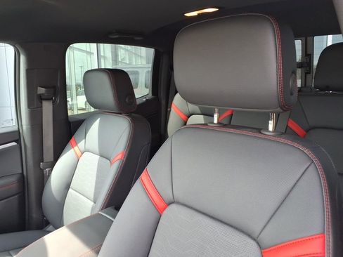 Used 2025 Chevrolet Colorado Z71 w/ Technology Package image 13