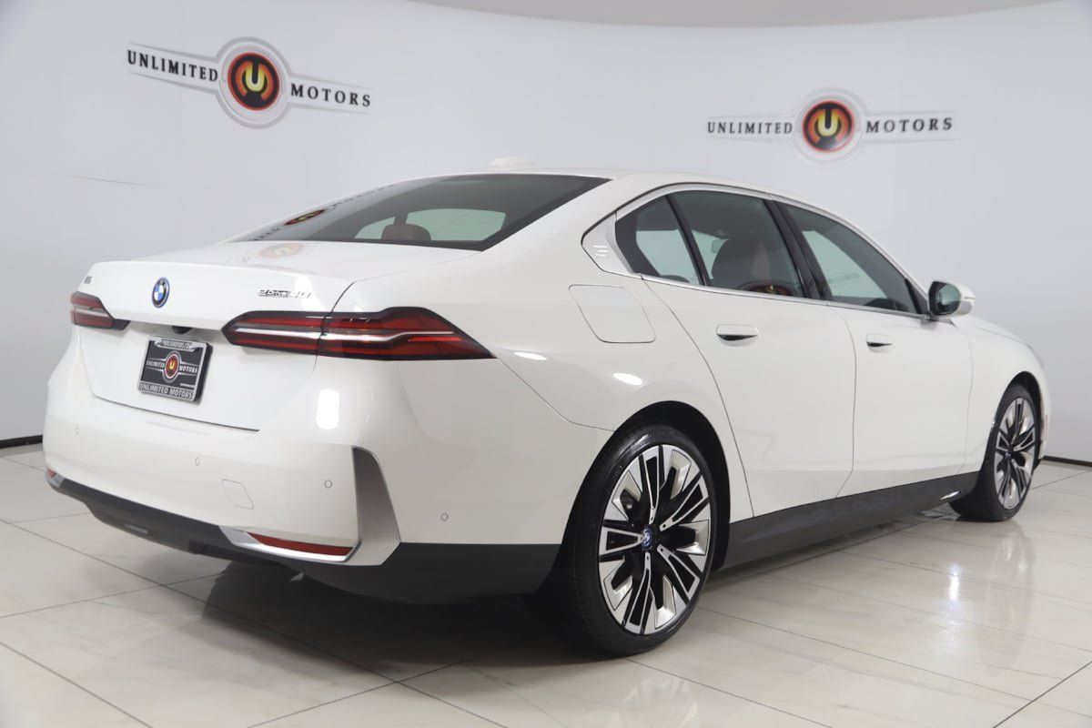Used 2024 BMW i5 eDrive40i w/ Convenience Package RWD image 3