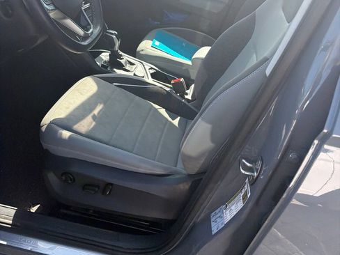Used 2022 Volkswagen Taos SE w/ Panoramic Sunroof Package AWD/4WD image 2
