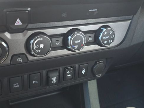 Used 2019 Toyota Tacoma TRD Off-Road w/ Technology Package AWD/4WD image 27