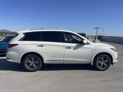 Used 2016 INFINITI QX60 Base w/ Premium Plus Package image 3