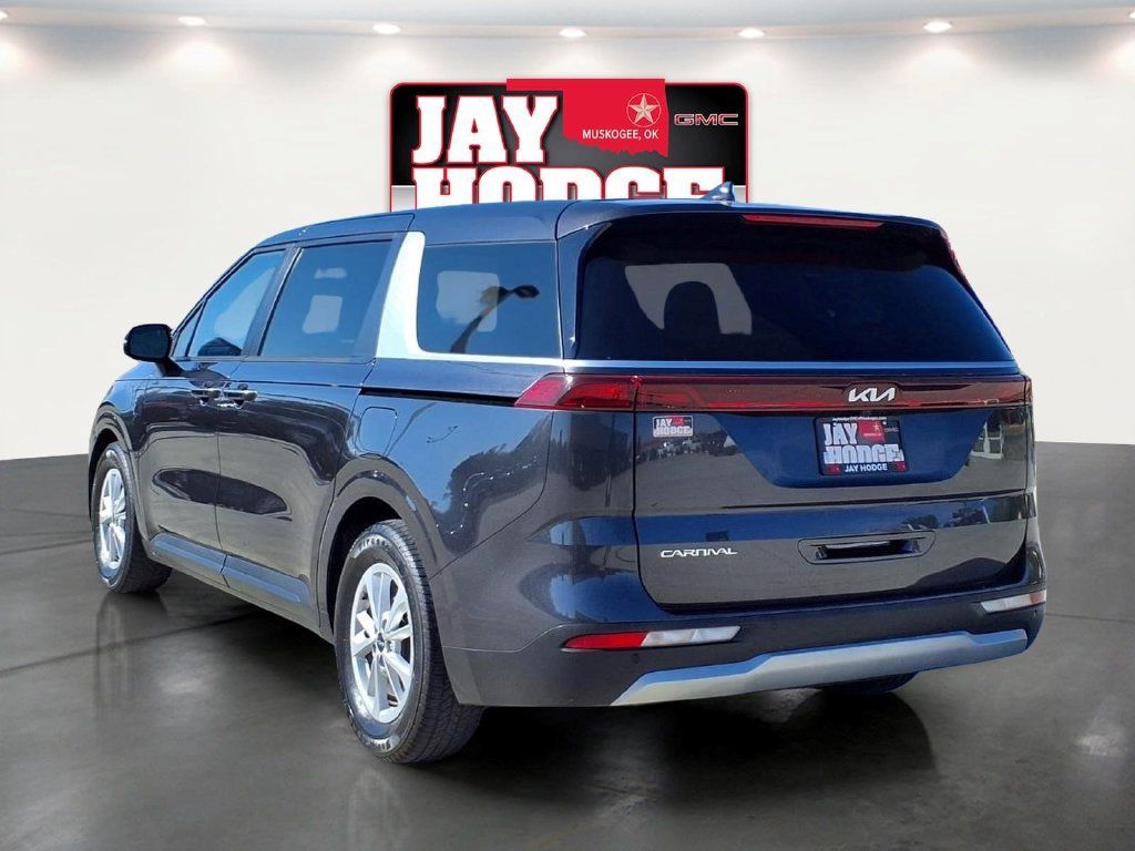 Used 2023 Kia Carnival LX FWD image 7